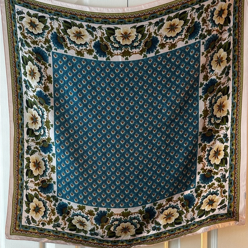 VINTAGE floral scarf. Beautiful color combination